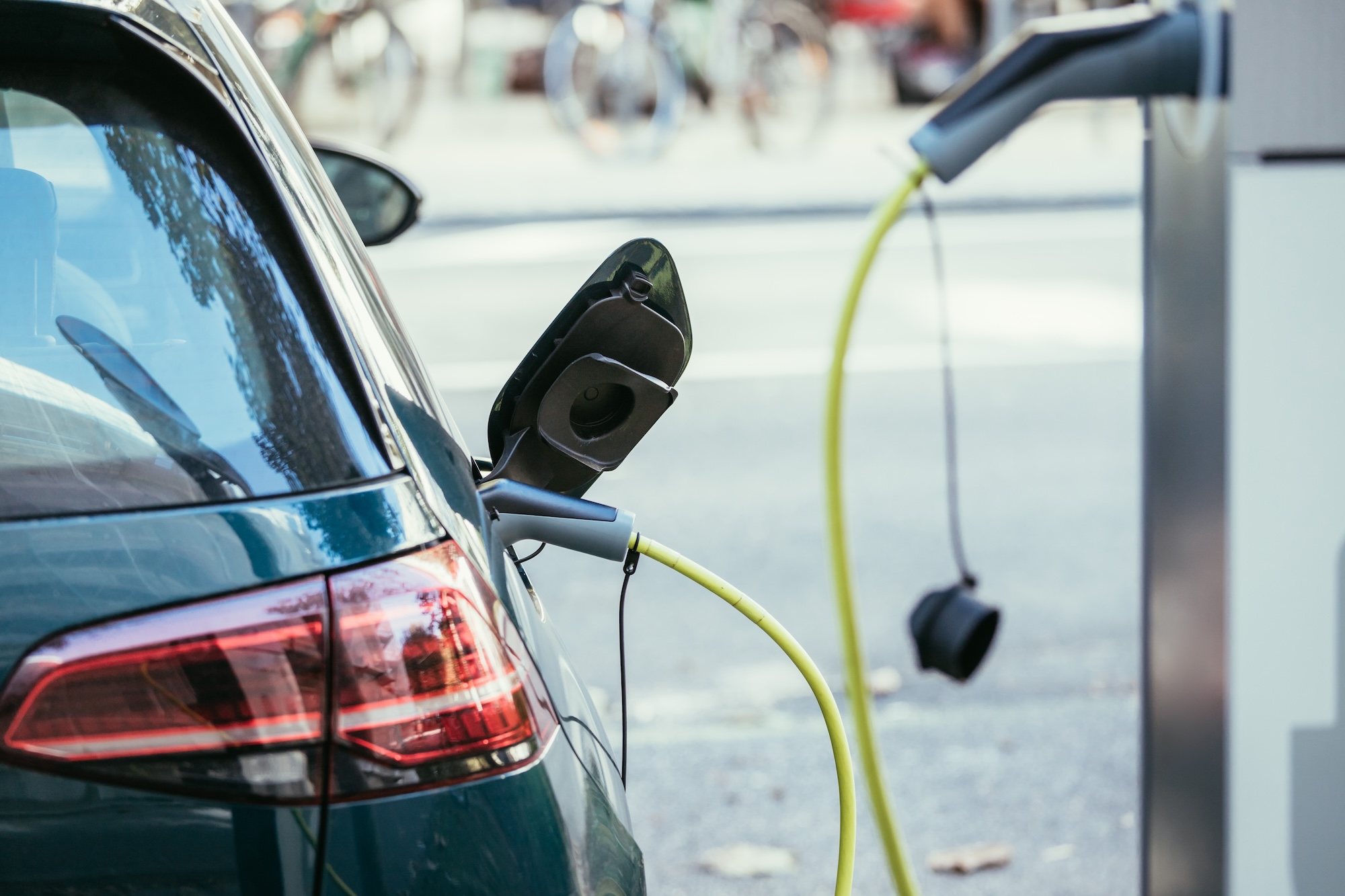 Elektroauto Wird Bei E Ladestation Aufgeladen